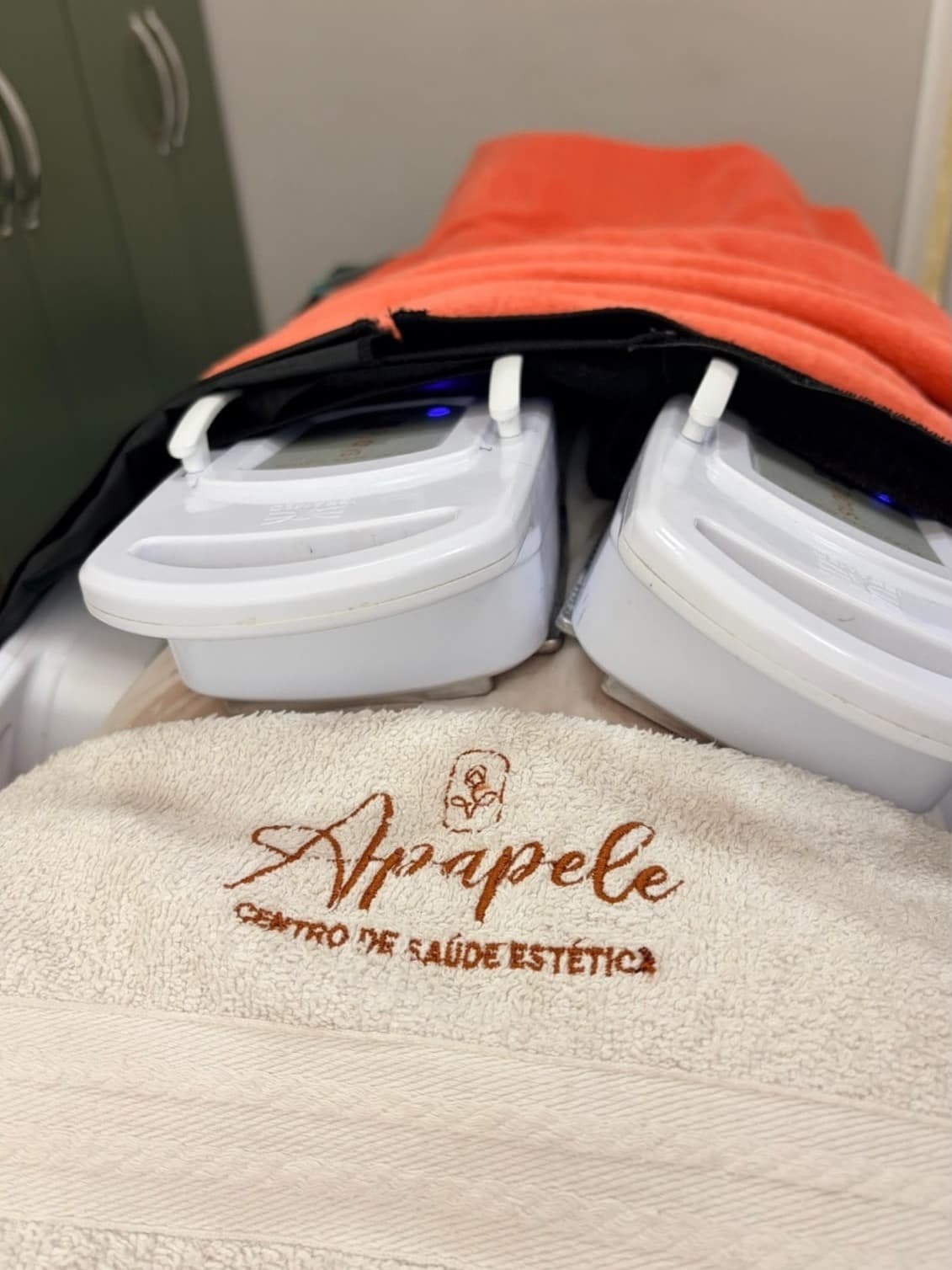 Maca da Apapele com toalha bordada com o logotipo da clínica e aplicadores de criolipólise posicionados